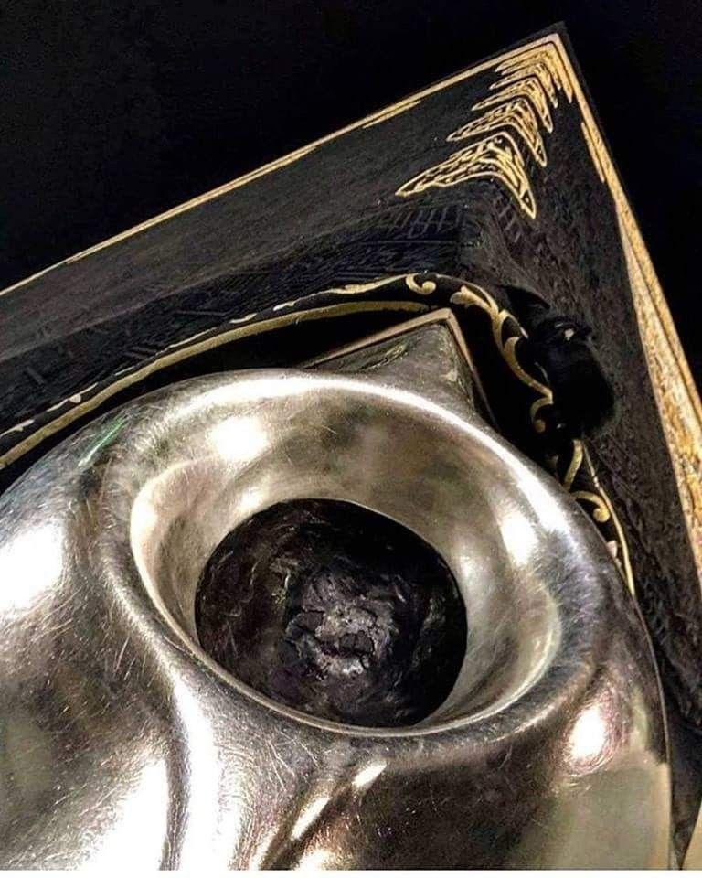 Close visual reference of the Black Stone area at the Kaaba
